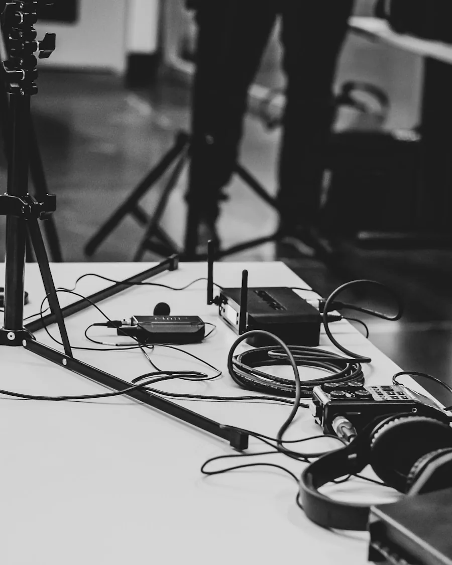 Casque et microphone disposés sur une table de studio audio